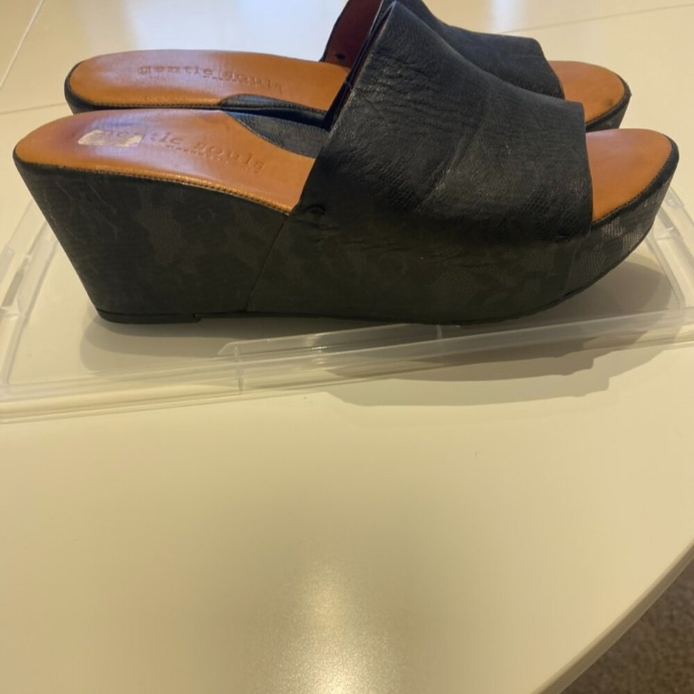 Gentle Souls by Kenneth Cole Black Wedge Sandals – Size 9M